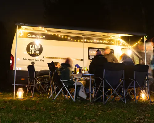 Abendessen mit Freunden im Dunkeln mit Lichterketten vor Chausson V690