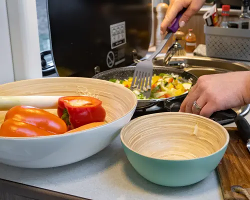 Zubereitung von Mittagessen im Camper-Van